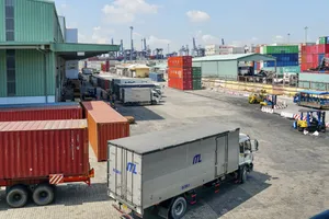 Hàng hóa xuất nhập vào kho cảng Cát Lái (TPHCM). Ảnh: HOÀNG HÙNG