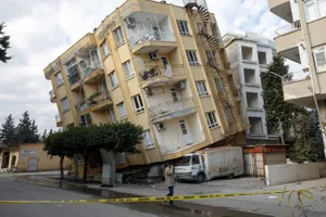 Một tòa nhà bị hư hại sau thảm họa động đất ở thành phố Iskenderun, tỉnh Hatay, miền nam Thổ Nhĩ Kỳ