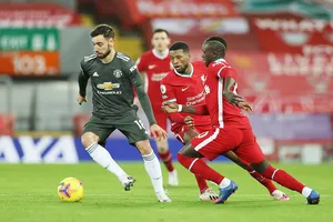 Cầu thủ Bruno Fernandes (trái, Man.United) nỗ lực vượt qua các cầu thủ Liverpool ở mùa giải năm ngoái