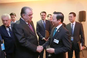 Phó Thủ tướng Trần Hồng Hà trao đổi với Tổng thống Tajikistan Emomali Rahmon. Ảnh: VGP/Minh Khôi