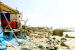 Căn nhà của chị Trịnh Thị Hải (ngụ khu phố B, phường Thanh Hải) bị sóng biển “ăn” mất một nửa