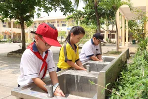 Học sinh Trường Tiểu học Lý Nhơn trong niềm vui có nước sạch 