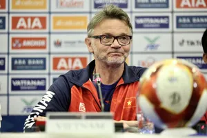HLV Philippe Troussier cùng các tuyển thủ U22 Việt Nam đã sẵn sàng cho SEA Games 32. ẢNH: DŨNG PHƯƠNG