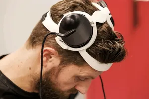 Anh Oskam sau khi được cấy ghép thiết bị giúp đi lại