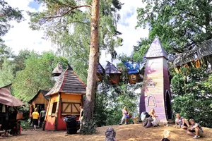 Tòa tháp và những ngôi nhà trên cây hoàn toàn bằng gỗ khai thác tại chỗ, sơn vẽ họa tiết đặc trưng của người Turisede