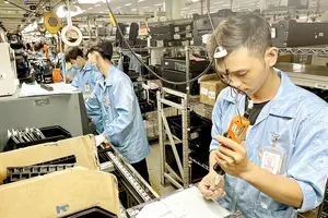 Công nhân nhà máy Datalogic sản xuất thiết bị điện từ tại Khu Công nghệ cao TPHCM. Ảnh: HOÀNG HÙNG
