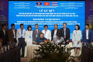 Các doanh nghiệp ký kết biên bản ghi nhớ hợp tác kinh doanh. Ảnh: Báo Quảng Bình