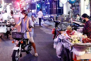 Người dân mưu sinh trên phố đi bộ Bùi Viện, quận 1, TPHCM