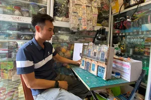 Nguyễn Văn Dũng bên mô hình ngôi nhà số 90 phố Hai Bà Trưng, Nam Định