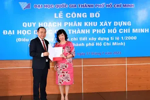 Bà Trần Thu Hằng, Vụ trưởng Vụ Quy hoạch kiến trúc, trao quyết định phê duyệt quy hoạch phân khu xây dựng ĐH Quốc gia TPHCM của Thủ tướng Chính phủ cho PGS-TS Vũ Hải Quân