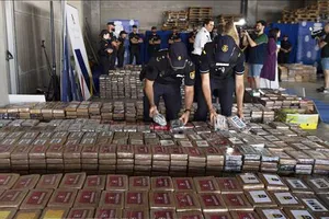 Gần 10 tấn cocaine bị cảnh sát và hải quan Tây Ban Nha thu giữ được công bố trong cuộc họp báo tại cảng Algeciras, ngày 25-8-2023. Ảnh: AFP/TTXVN