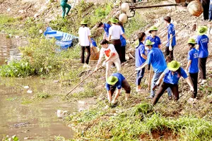 Chiến sĩ tình nguyện cải tạo cảnh quan kênh rạch. Ảnh: VIỆT DŨNG