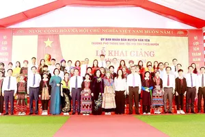 Thường trực Ban Bí thư Trương Thị Mai cùng đoàn công tác của Trung ương và lãnh đạo tỉnh Yên Bái dự lễ khai giảng năm học mới tại Trường Phổ thông dân tộc nội trú THCS huyện Văn Yên, tỉnh Yên Bái, ngày 4-9. Ảnh: TTXVN 