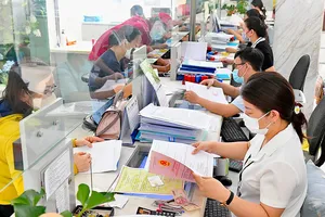 Hướng dẫn thủ tục hành chính cho người dân tại UBND quận 1, TPHCM. Ảnh: VIỆT DŨNG