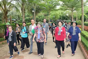 Đoàn cựu tù chính trị và tù binh TPHCM đến thăm quê Bác tại Nam Đàn, tỉnh Nghệ An