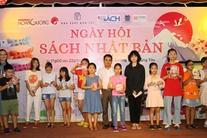 Tặng sách cho các em học sinh tham gia hoạt động tại Đường sách Vũng Tàu
