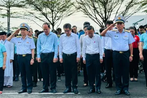 Đoàn lãnh đạo TPHCM dâng hương, dâng hoa ở Tượng đài Đoàn tàu không số 