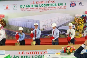 Các đại biểu thực hiện nghi thức khởi công xây dựng khu logistics "xanh" đầu tiên tại KCN Lê Minh Xuân