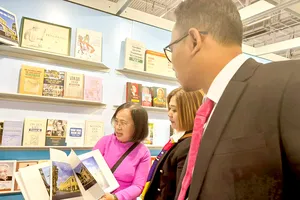 Bà Đinh Thị Thanh Thủy, Phó Chủ tịch Hội Xuất bản Việt Nam, Giám đốc - Tổng Biên tập Nhà xuất bản Tổng hợp TPHCM, giới thiệu với khách quốc tế các ấn phẩm trong gian hàng sách TPHCM