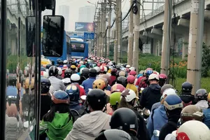 Đông xe khi lưu thông lên cầu Rạch Chiếc vào mỗi sáng trên xa lộ Hà Nội hướng từ ngã tư Thủ Đức đến cầu Sài Gòn. Ảnh: HOÀNG HÙNG