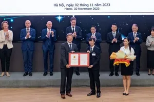 BQL SHTP (phải) trao Giấy chứng nhận đầu tư cho đại diện Công ty Besi