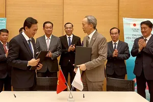 Tổng Lãnh sự Nhật Bản Ono Masuo (bên phải) và ông Trần Chí Dũng, Chủ tịch Liên hiệp các Tổ chức hữu nghị tỉnh Kiên Giang tại lễ ký kết