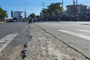 Quốc lộ 51 đoạn qua địa bàn thị xã Phú Mỹ (tỉnh Bà Rịa - Vũng Tàu) và nhiều đoạn qua TP Biên Hòa (tỉnh Đồng Nai) bị hư hỏng nặng