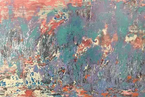 Họa sĩ Vũ Trung và tác phẩm tại triển lãm Cái chạm nhẹ. Ảnh: TNO