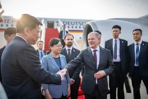 Thủ tướng Đức Olaf Scholz (phải) đang bắt tay với một quan chức Trung Quốc khi đến TP Trùng Khánh (Trung Quốc) hôm 14-4. Ảnh: BLOOMBERG