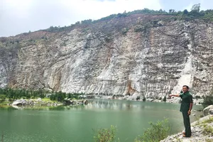 Ông Nguyễn Quốc Ái (ở xã Thạch Hải) lo lắng bên hồ sâu mất an toàn do khai thác đá để lại