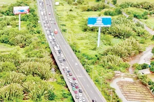 Đoạn cao tốc TPHCM - Long Thành luôn trong tình trạng quá tải. Ảnh: HOÀNG HÙNG