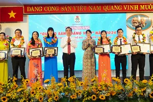 Gỡ khó trong phát triển đảng viên khu vực đặc thù: Công nhân với niềm tin vào Đảng