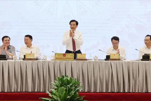 Bộ trưởng, Chủ nhiệm Văn phòng Chính phủ Trần Văn Sơn chủ trì và phát biểu tại cuộc họp báo Chính phủ thường kỳ, chiều 1-6. Ảnh: QUANG PHÚC