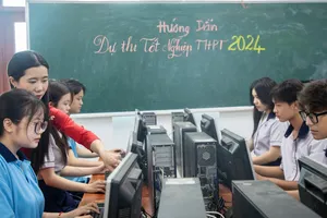 Giáo viên Trung tâm Giáo dục phổ thông (Trường Đại học Công thương TPHCM) hướng dẫn học sinh đăng ký dự thi tốt nghiệp THPT năm 2024. Ảnh: THANH HÙNG
