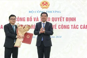 Bộ trưởng Bộ Công thương Nguyễn Hồng Diên (bìa phải) trao quyết định bổ nhiệm làm Thứ trưởng cho ông Trương Thanh Hoài ngày 28-6