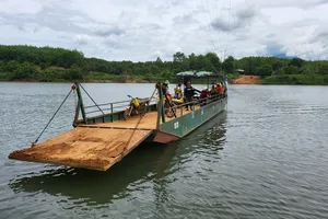 Người dân xã Ia Khai qua xã Ia Tơi bằng thuyền máy, tiềm ẩn nhiều rủi ro