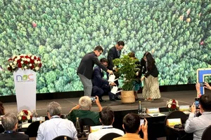 Cuộc thi Thách Thức Net Zero lần thứ II được khởi động bằng hình thức tưới nước cho cây xanh