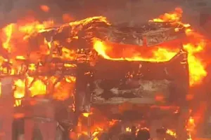 Xe giường nằm chở 36 hành khách cháy rụi trên đường cao tốc Cam Lâm - Vĩnh Hảo