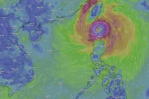 Cơn bão mạnh cấp 15, giật cấp 17 đang gần Biển Đông 