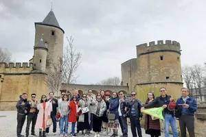 Nhộn nhịp xuất ngoại ngắm lá đỏ, tuyết rơi…