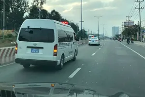 CSGT TPHCM hỗ trợ vận chuyển giác mạc mắt và mô tạng đến bệnh viện an toàn