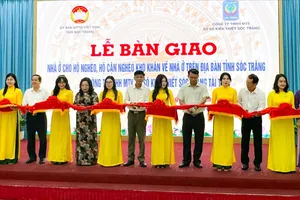 Các đại biểu cắt băng khánh thành, bàn giao 120 căn nhà cho hộ nghèo, cận nghèo và hộ khó khăn về nhà ở trên địa bàn tỉnh Sóc Trăng