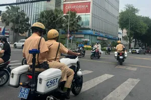 Đội CSGT Bàn Cờ đi tuần tra kiểm soát vào chiều 1-1-2025. Ảnh: CHÍ THẠCH 