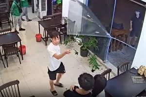 Người đàn ông chọc ghẹo cô gái, đập phá quán ăn