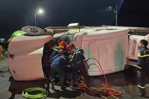Giải cứu tài xế mắc kẹt trong cabin xe đầu kéo bị lật 