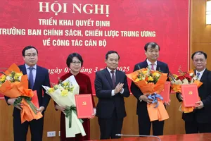 Trưởng Ban Chính sách, chiến lược Trung ương Trần Lưu Quang trao quyết định cho các lãnh đạo Viện Nghiên cứu Chính sách và chiến lược