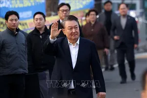 Tổng thống bị luận tội Yoon Suk Yeol rời khỏi nơi giam giữ và gặp gỡ người ủng hộ ở Uiwang, ngày 8-3-2025. Ảnh: THX/TTXVN