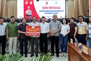 Đoàn công tác Resco trao bảng tượng trưng số tiền hỗ trợ các em học sinh có hoàn cảnh khó khăn tại huyện Đam Rông (tỉnh Lâm Đồng)