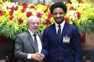 Tiền đạo Nguyễn Xuân Son được Chủ tịch nước Lương Cường và Tổng thống Lula da Silva ân cần hỏi thăm