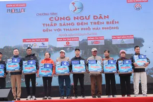 "Cùng ngư dân thắp sáng đèn trên biển" đến với ngư dân TP Hải Phòng